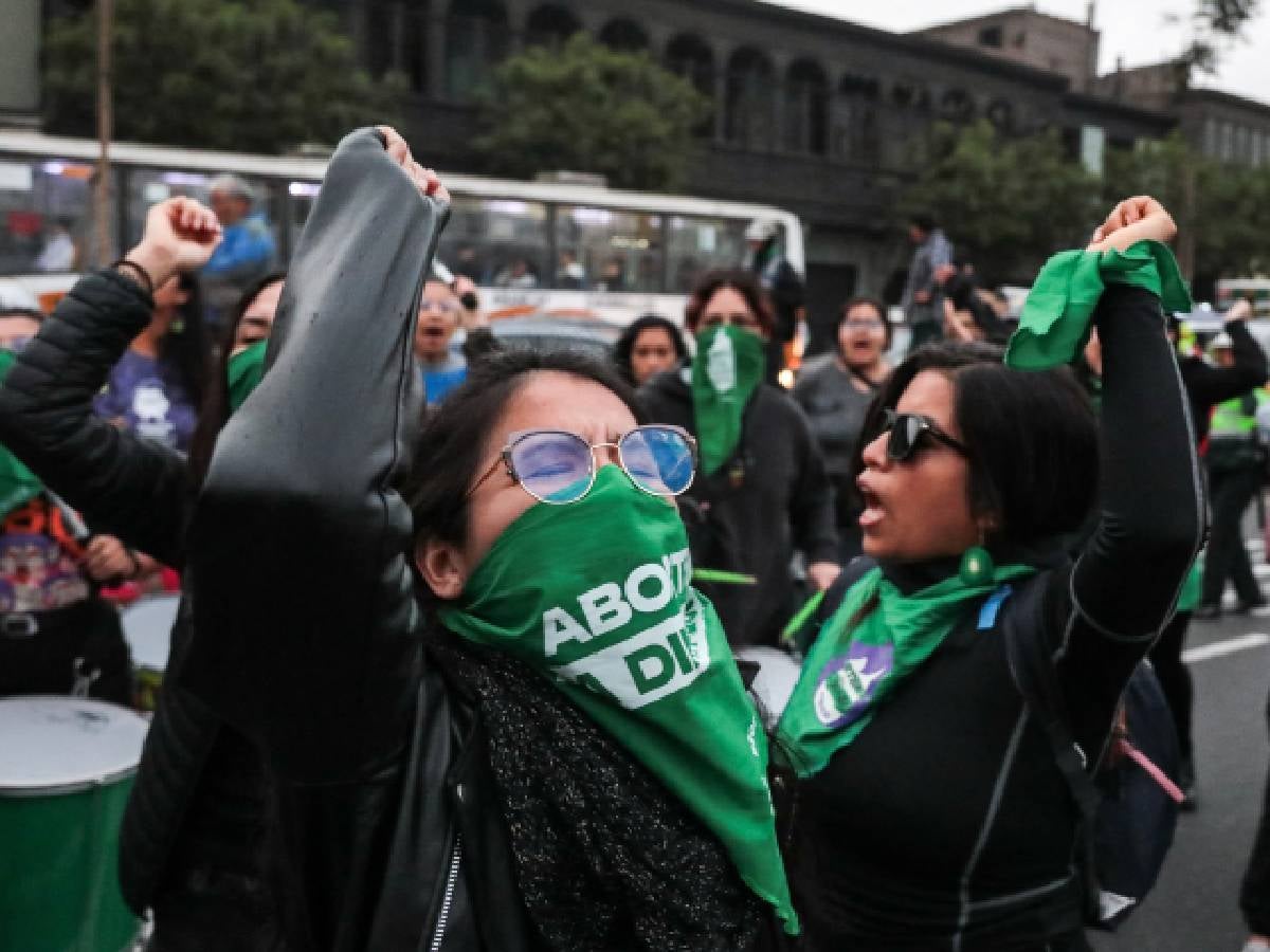 "La lucha por la justicia y la igualdad: colectivas feministas de Lima convergen en una marcha masiva para exigir cambios políticos y sociales ante el mandato del nuevo presidente"
